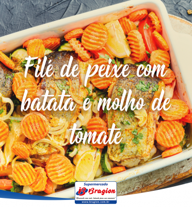 Filé de peixe com batata e molho de tomate